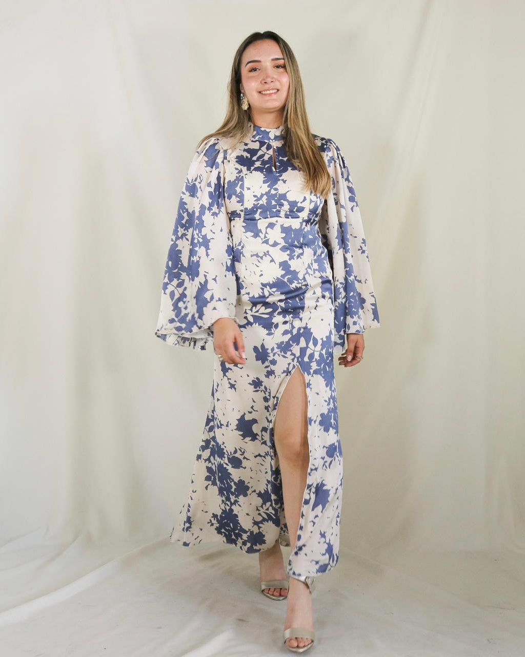 Vestido de lactancia, Pilar blanco flores azules satinado