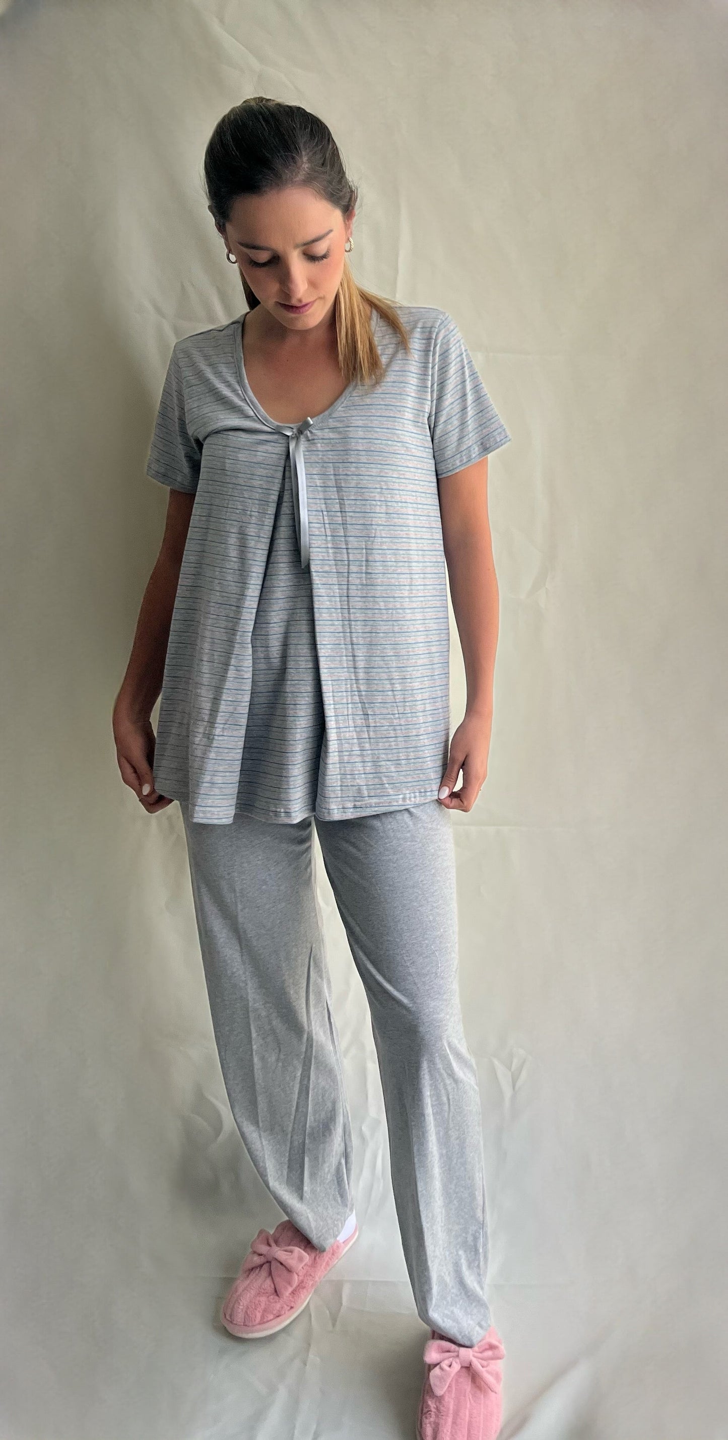 Pijama de lactancia y maternidad, gris rayas